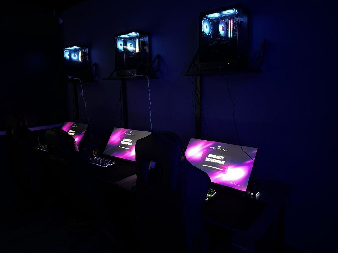 Основной зал NeoPlay — игровые ПК с RGB подсветкой