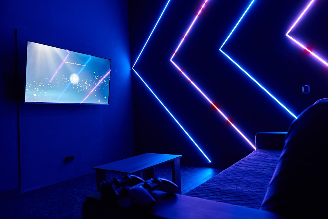 PlayStation зона — PS5, диван, большой экран