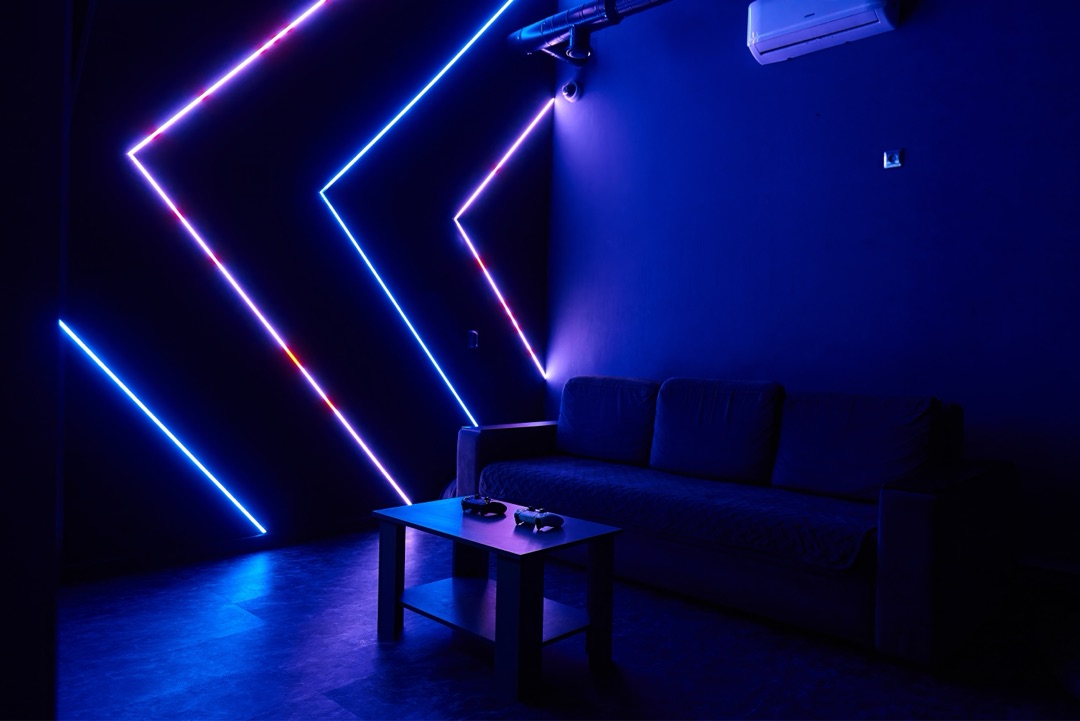 Зона отдыха с диваном и неоновой подсветкой